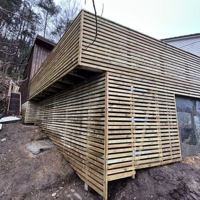 Tilbygg under arbeid med ny spilekledning i ubehandlet tre montert på reisverket
