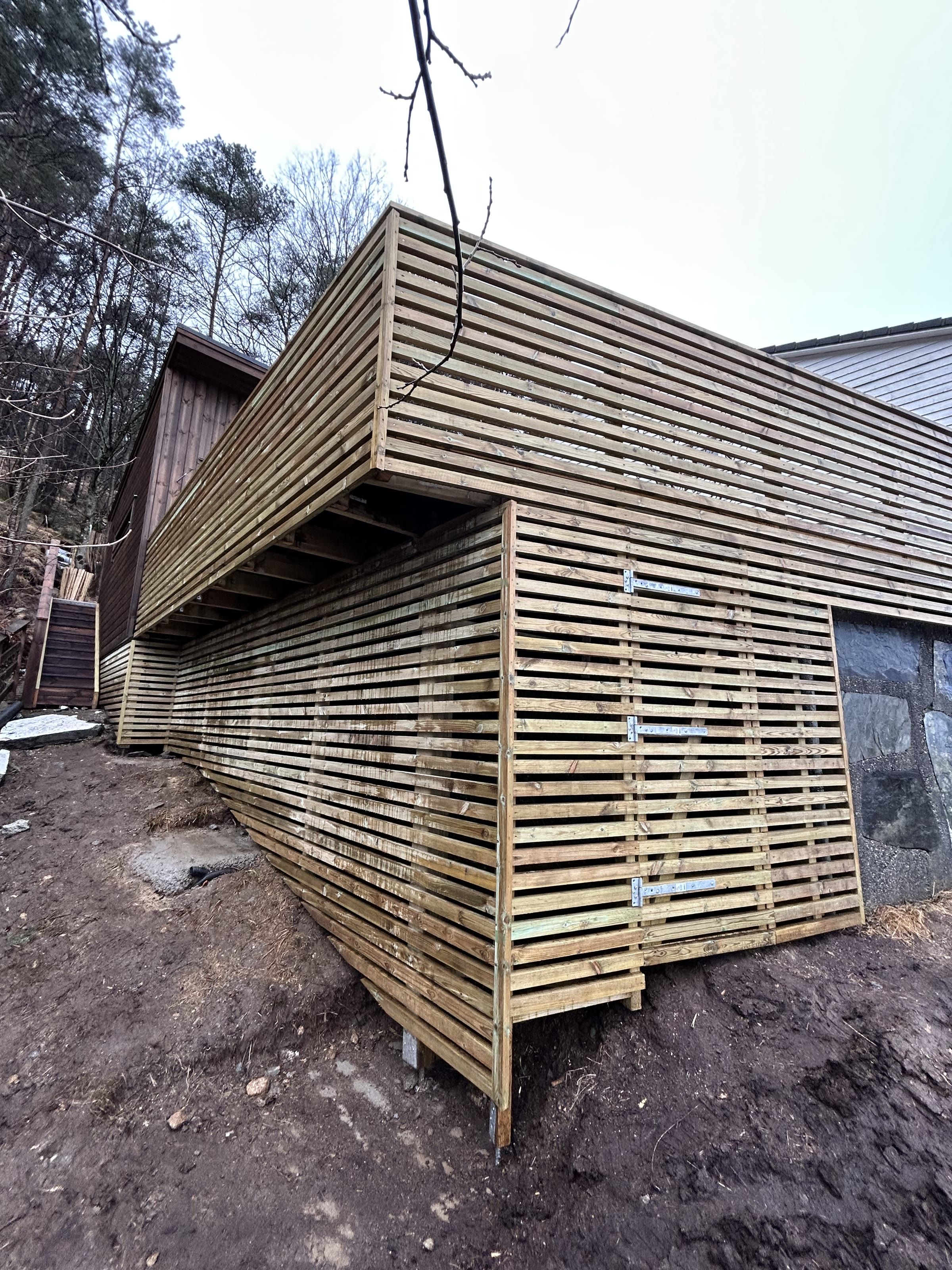Tilbygg under arbeid med ny spilekledning i ubehandlet tre montert på reisverket